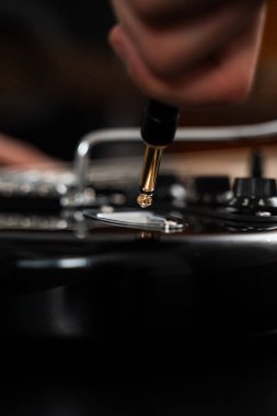 Jack kablosu siyah elektro gitara bağlanıyor, zengin tonlar ve sahneye hazır sesler için sinyal yolunu aktifleştiriyor. Kablo 'yu elektirikli gitara bağlıyorum.