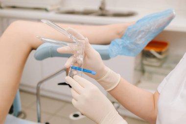 Spekulum ve yakın plan fırça. Jinekolog servikal tarama için spekulum ve fırça hazırlıyor. Pap smear testi için kullanılan jinekoloji araçlarının yakınlaştırılması