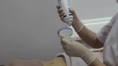 Ultrason jel uygulaması 4k video. Ses dalgası iletimi için dönüştürücüye ultrason jeli uygulanır. Ultrason cihazına jel uygulamak hava boşluklarını ortadan kaldırır.