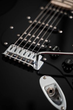 Köprüye ve dengeyi ayarlamaya odaklı elektro gitar ayarlaması. Tamir aletleriyle birlikte elektro gitar kurulumu. Tremolo kurulumu ve yakınındaki kurulum araçları ile elektro gitar köprüsü ayarlaması