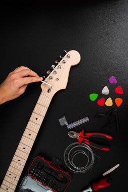 Gitar telleri köprüdeki uğursuz tuşla ayarlanır. Doğru tonlama ve konfor için. Hex Key ile Gitar Ayarlama. Gitarist köprü eyerleri ve dizgi yüksekliğini ayarlamak için bir hex anahtarı kullanır