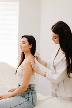 Doktor, migren tedavisi için sırt derisine işaretler çizer. Migrenden kalma bir deri ve terapi için acı.