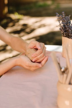 Çamur kalıpları dikkatli yoğurmayla başlar, sanatçılara heykel yapma konusunda esneklik ve güç verir. Clay havayı temizlemek ve dokuyu geliştirmek için yoğurulur. Çömlekçilikte kil hazırlık