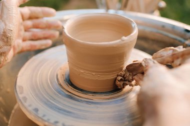 Çamur tenceresi sabit seramik formlar yaratmak için tekerleğin üzerinde şekillenir. Çömlek çarkında kil çömlek oluşuyor. Çömlek şekli kesme ve ateşlemeden önce kalınlığı, yüksekliği ve simetriyi belirler