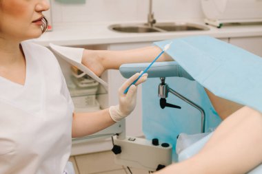 Jinekolog rahim kanseri ve diğer anormallikleri erken teşhis etmek için steril fırçayla Pap smear örneği topluyor. Steril sitoloji fırçası bir Pap smear testi sırasında kullanılır