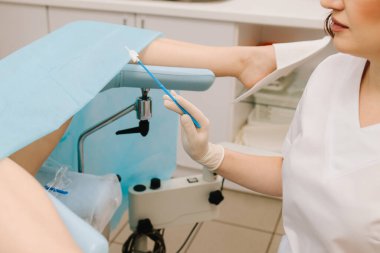 Jinekolog rahim kanseri ve diğer anormallikleri erken teşhis etmek için steril fırçayla Pap smear örneği topluyor. Steril sitoloji fırçası bir Pap smear testi sırasında kullanılır