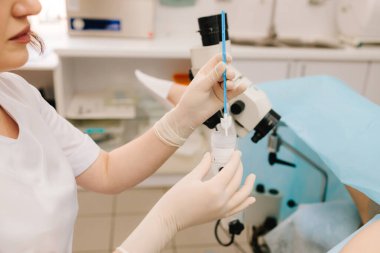 Jinekolog servikal tarama için Pap smear örneği alıyor. Rahim ağzı tarama prosedürü Pap smear aracı ile. Pap smear örnek koleksiyonu