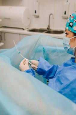 Jinekolog, uzun süreli doğum kontrolü için rahim içi bir cihaz yerleştiriyor. Jinekolog IUD takıyor. Rahim içi cihaz yerleştirme güvenli ve etkili bir doğum kontrol seçeneği olarak