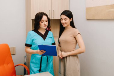 Bir jinekolog ve hasta arasındaki danışmanlık, önleyici üreme bakımının sağlanması için sağlık verilerinin gözden geçirilmesini gerektirir. Tıbbi Kayıtlarla Jinekolog Danışmanlık