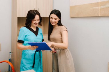 Bir jinekolog ve hasta arasındaki danışmanlık, önleyici üreme bakımının sağlanması için sağlık verilerinin gözden geçirilmesini gerektirir. Tıbbi Kayıtlarla Jinekolog Danışmanlık