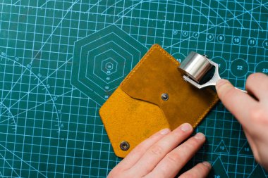 Deri silindirler sertlik için yapışkan parçalara basmak için kullanılır. Yapıştırmadan sonra deri yüzeyleri yuvarlamak boşlukları kapatmaya yardımcı olur. Pürüzsüz deriyle sıkıca bağlanmayı ve pürüzsüz kenarları garantiler.