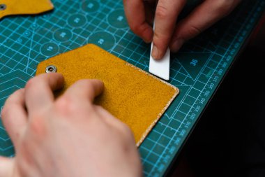 Deri silindirler sertlik için yapışkan parçalara basmak için kullanılır. Yapıştırmadan sonra deri yüzeyleri yuvarlamak boşlukları kapatmaya yardımcı olur. Pürüzsüz deriyle sıkıca bağlanmayı ve pürüzsüz kenarları garantiler.