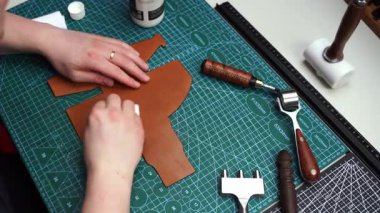 Kumaş kremi ya da deriye 4K 'lık bir videoyla boya sürmek. Derinin kumaşla kaplanması parlaklığı, esnekliği ve dayanıklılığı geri getirir. Deri boya ya da saç kremi uygulaması yüzeyi korur.