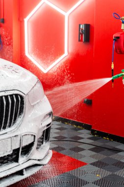 Arabanın köpük temizleme uygulaması etkili bir kir temizleme ve lekesiz bir son için tüm vücudu sarar. Köpüklü araba, boyayı güvenli bir şekilde tutarken, kiri ve kiri kaldırmak için aracı yıkar.