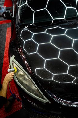 Sisli farları, aşındırıcı far cilası yapmak, derin oksitlenmeyi ve sararmayı ortadan kaldırmak için ağır kesme pedi ile hassas bir cilalama aleti kullanarak restore etmek. Azaltıcı bir yastıkla far parlatıcısı