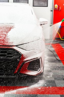 Arabadaki köpük tabakası boyayı korurken toprak, yol kirliliği ve kirletici maddeleri de temizliyor. Araba bakımındaki köpük uygulama aşaması boyayı korurken arabanın gövdesini iyice temizler.