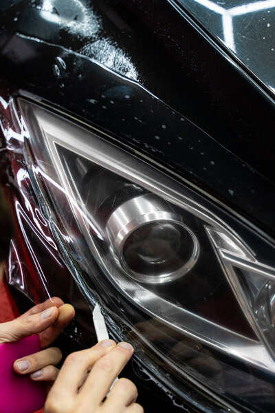 Установка защитной пленки на фары включает тщательную обрезку с точным ножом. Обрезка защитной пленки фары с точным ножом обеспечивает идеальные кромки и безупречную отделку