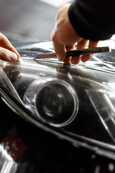 Установка защитной пленки на фары включает тщательную обрезку с точным ножом. Обрезка защитной пленки фары с точным ножом обеспечивает идеальные кромки и безупречную отделку
