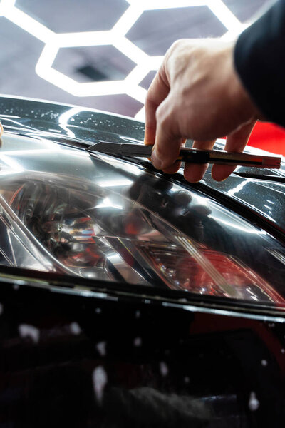 Обрезка защитной пленки фары с точным ножом обеспечивает идеальные кромки и безупречную отделку. Установка защитной пленки на фары включает тщательную обрезку с точным ножом
