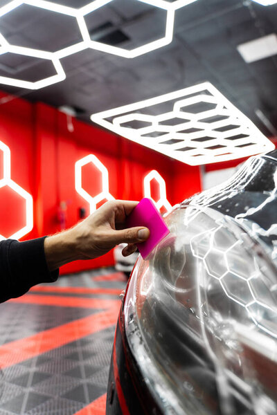 Для сглаживания защитной пленки фар детальщики используют подручный инструмент. Инсталляция защитной пленки фар использует сглаживающее устройство для сглаживания пленки и удаления пузырьков воздуха для безупречной отделки