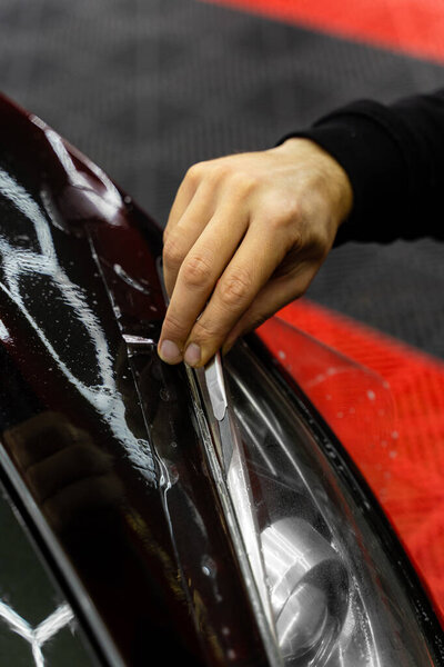 Установка защитной пленки на фары включает тщательную обрезку с точным ножом. Обрезка защитной пленки фары с точным ножом обеспечивает идеальные кромки и безупречную отделку