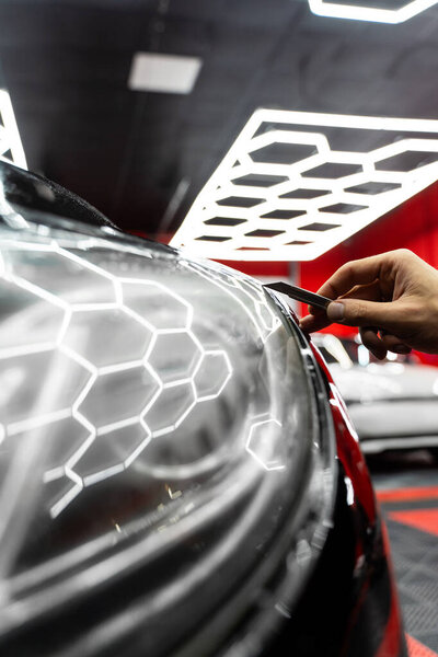 Обрезка защитной пленки фары с точным ножом обеспечивает идеальные кромки и безупречную отделку. Установка защитной пленки на фары включает тщательную обрезку с точным ножом