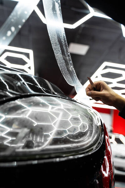 Установка защитной пленки на фары включает тщательную обрезку с точным ножом. Обрезка защитной пленки фары с точным ножом обеспечивает идеальные кромки и безупречную отделку