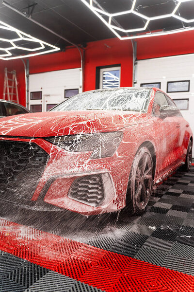 Milky pre-wash foam in auto detailing loosens contaminants from paint. Snow foam car wash coats the vehicle in a milk-like layer, safely lifting dirt and road grime before detailing