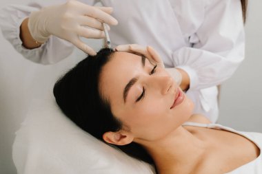 Trombosit zengini plazma saç foliküllerini canlandırır ve büyümeyi hızlandırır. Saç için mezoterapi folikülleri güçlendirir ve yoğunluğu artırır. Gelişmiş plazma enjeksiyon terapisi doğal yenilenmeyi uyarır.