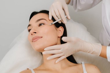 Estetik botulinyum toksin tam yüz enjeksiyonu dinamik kırışıklıkları hedef alır pürüzsüz ve yenilenmiş görünüş için. Tam Yüzlü Botulinum Toksin Enjeksiyonu. Botulinum toksin tedavisi yanak hatlarını düzeltir.