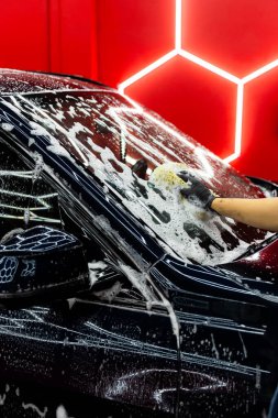 Sünger yıkama temizliği araba gövdesindeki kiri ve kiri temizlerken boya yüzeylerini güvende tutar. Araba yıkama süngeri, kirleticilerin tamamen temizlenmesini ve temizlenmesini sağlar.