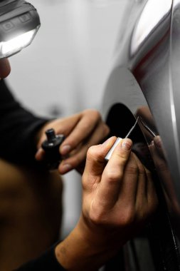 Araba boyası rötuş ve tırmalama hassas mikro fırçalarla hasar görmüş boyaları onarır. Araba boyası için tırmık ve kaya parçası onarımı. Çizikler ve boya parçaları için rötuş ayrıntıları