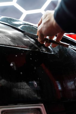 Farı hassas bir bıçakla budamak mükemmel kenarları ve kusursuz bir sonu garantiler. Farlara koruyucu film takmak hassas bir bıçakla dikkatlice budamayı da içerir.