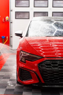 Arabadaki köpük tabakası boyayı korurken toprak, yol kirliliği ve kirletici maddeleri de temizliyor. Araba bakımındaki köpük uygulama aşaması boyayı korurken arabanın gövdesini iyice temizler.