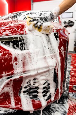 El yıkama sünger sahnesi kiri ve enkazı temizler, araba boyasını pürüzsüz ve parlak bırakır. Sünger boyayı çizmeden ya da zarar vermeden her paneli temizler.