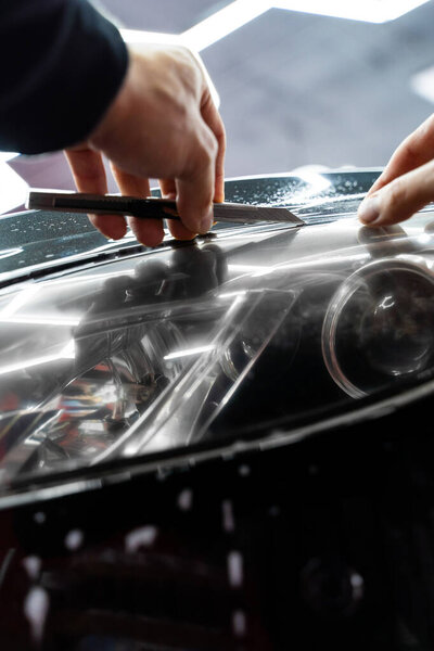 Установка защитной пленки на фары включает тщательную обрезку с точным ножом. Обрезка защитной пленки фары с точным ножом обеспечивает идеальные кромки и безупречную отделку