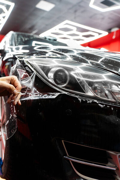 Обрезка защитной пленки фары с точным ножом обеспечивает идеальные кромки и безупречную отделку. Установка защитной пленки на фары включает тщательную обрезку с точным ножом