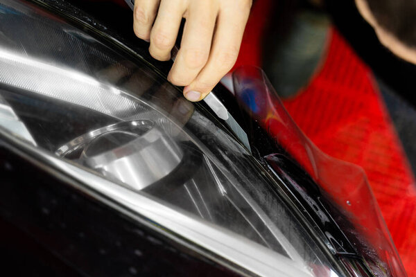 Установка защитной пленки на фары включает тщательную обрезку с точным ножом. Обрезка защитной пленки фары с точным ножом обеспечивает идеальные кромки и безупречную отделку