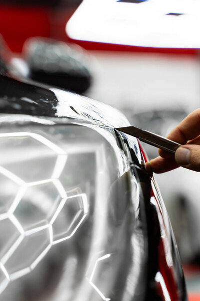 Установка защитной пленки на фары включает тщательную обрезку с точным ножом. Обрезка защитной пленки фары с точным ножом обеспечивает идеальные кромки и безупречную отделку