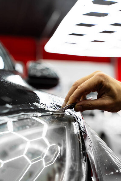 Обрезка защитной пленки фары с точным ножом обеспечивает идеальные кромки и безупречную отделку. Установка защитной пленки на фары включает тщательную обрезку с точным ножом