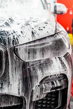 Köpüklü araba, boyayı güvenli tutarken, kiri ve kiri kaldırmak için aracı yıkar. Arabanın köpük temizleme uygulaması etkili bir kir temizleme ve lekesiz bir bitiş için tüm vücudu sarar