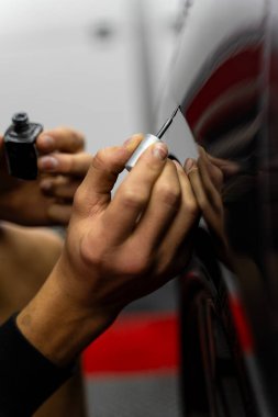 Araba boyası rötuş ve tırmalama hassas mikro fırçalarla hasar görmüş boyaları onarır. Araba boyası için tırmık ve kaya parçası onarımı. Çizikler ve boya parçaları için rötuş ayrıntıları