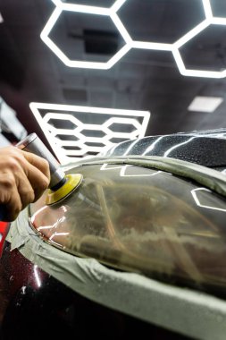 Sisli farları, aşındırıcı far cilası yapmak, derin oksitlenmeyi ve sararmayı ortadan kaldırmak için ağır kesme pedi ile hassas bir cilalama aleti kullanarak restore etmek. Azaltıcı bir yastıkla far parlatıcısı