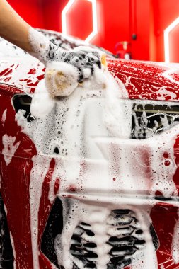 Sünger boyayı çizmeden ya da zarar vermeden her paneli temizliyor. El yıkama sünger sahnesi kiri ve enkazı temizler, araba boyasını pürüzsüz ve parlak bırakır.