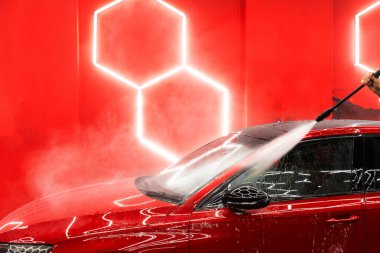 Kar köpüğü araba, aracı süte benzer bir katmanla kaplar. Detaylara girmeden önce kiri ve yol kirini güvenli bir şekilde temizler. Oto yıkamada süt köpüğü boyadaki kirleticileri temizler.