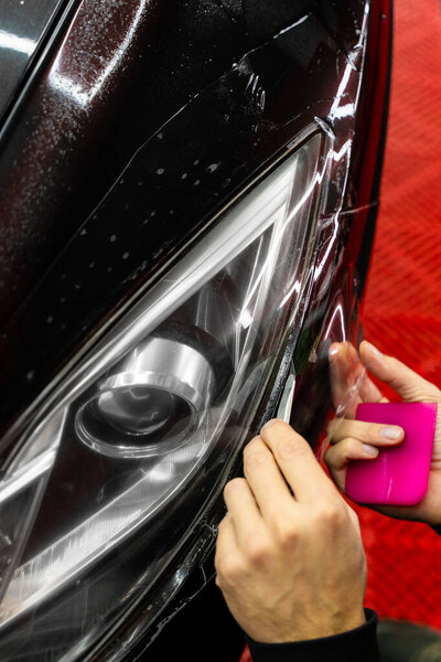 Установка защитной пленки на фары включает тщательную обрезку с точным ножом. Обрезка защитной пленки фары с точным ножом обеспечивает идеальные кромки и безупречную отделку