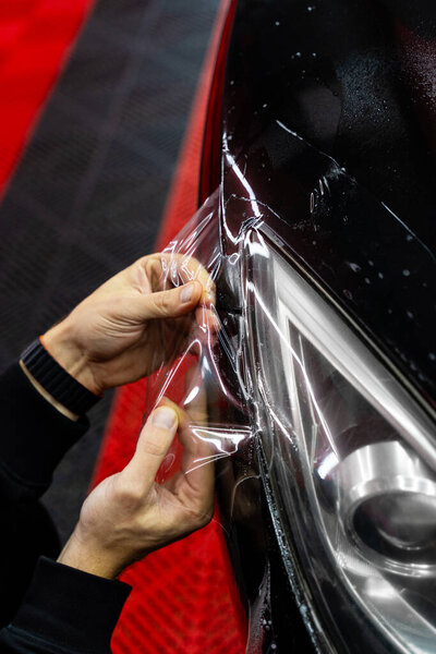 Обрезка защитной пленки фары с точным ножом обеспечивает идеальные кромки и безупречную отделку. Установка защитной пленки на фары включает тщательную обрезку с точным ножом