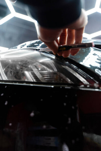 Установка защитной пленки на фары включает тщательную обрезку с точным ножом. Обрезка защитной пленки фары с точным ножом обеспечивает идеальные кромки и безупречную отделку