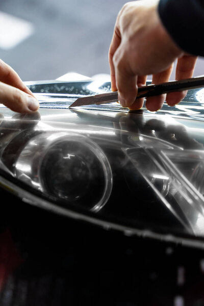 Обрезка защитной пленки фары с точным ножом обеспечивает идеальные кромки и безупречную отделку. Установка защитной пленки на фары включает тщательную обрезку с точным ножом