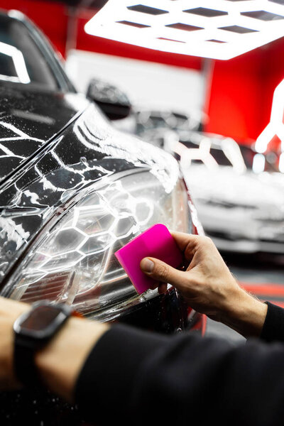 Для сглаживания защитной пленки фар детальщики используют подручный инструмент. Инсталляция защитной пленки фар использует сглаживающее устройство для сглаживания пленки и удаления пузырьков воздуха для безупречной отделки